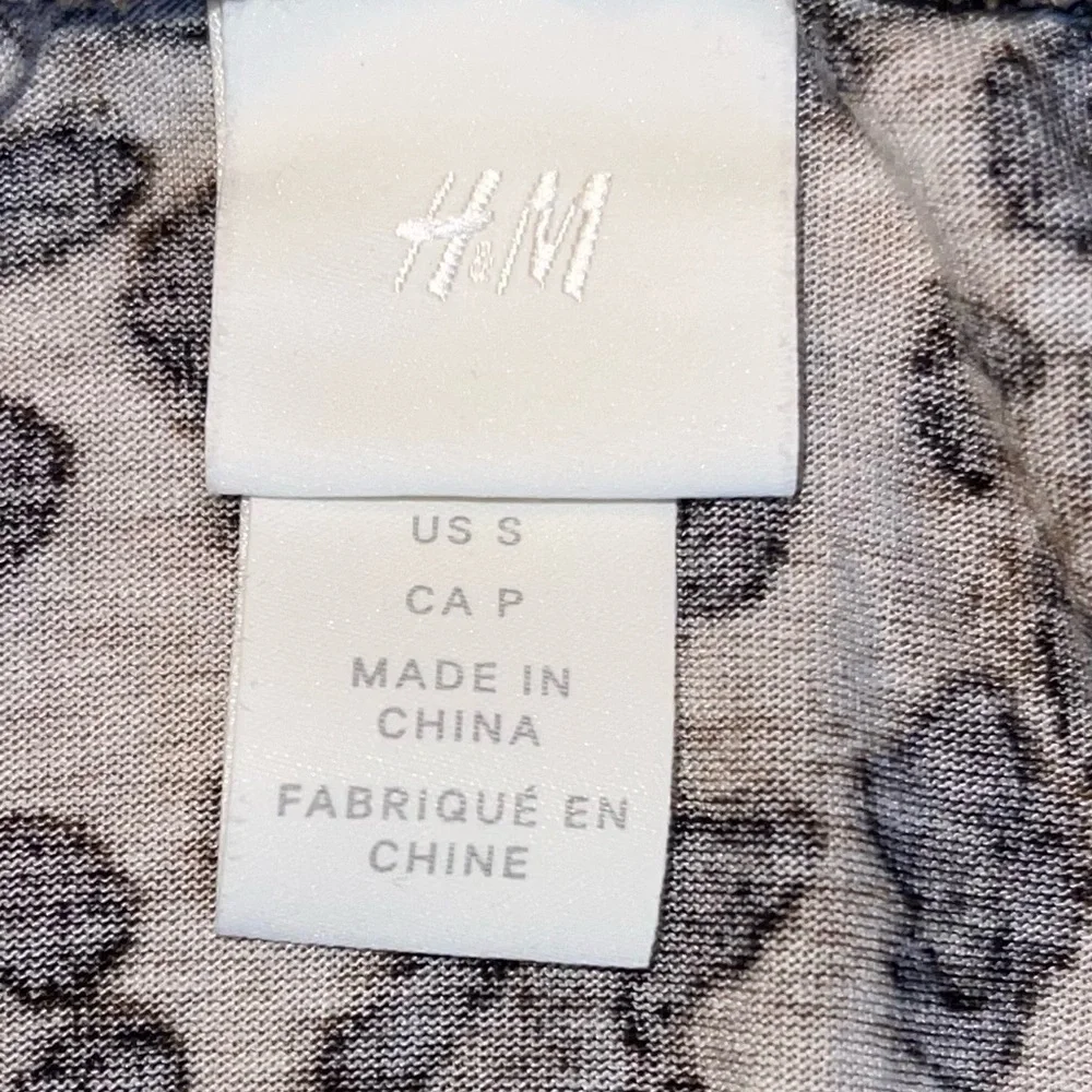 H & M Crop Top ends at waist Size Small wear on or off the shoulders - Picture 6 of 9